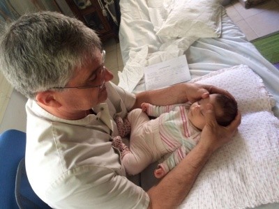 טיפול לתינוק בפעולה ע”י ברונו רוזמבלום